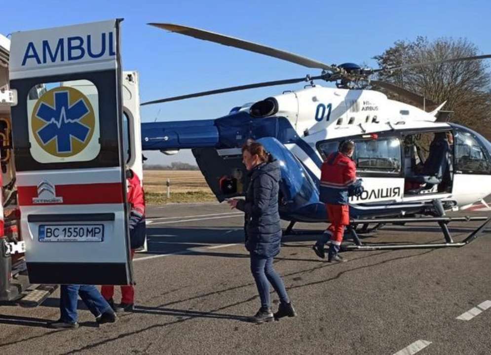 Во Львовской области травмированного мотоциклиста доставили в больницу при помощи вертолета. Фото