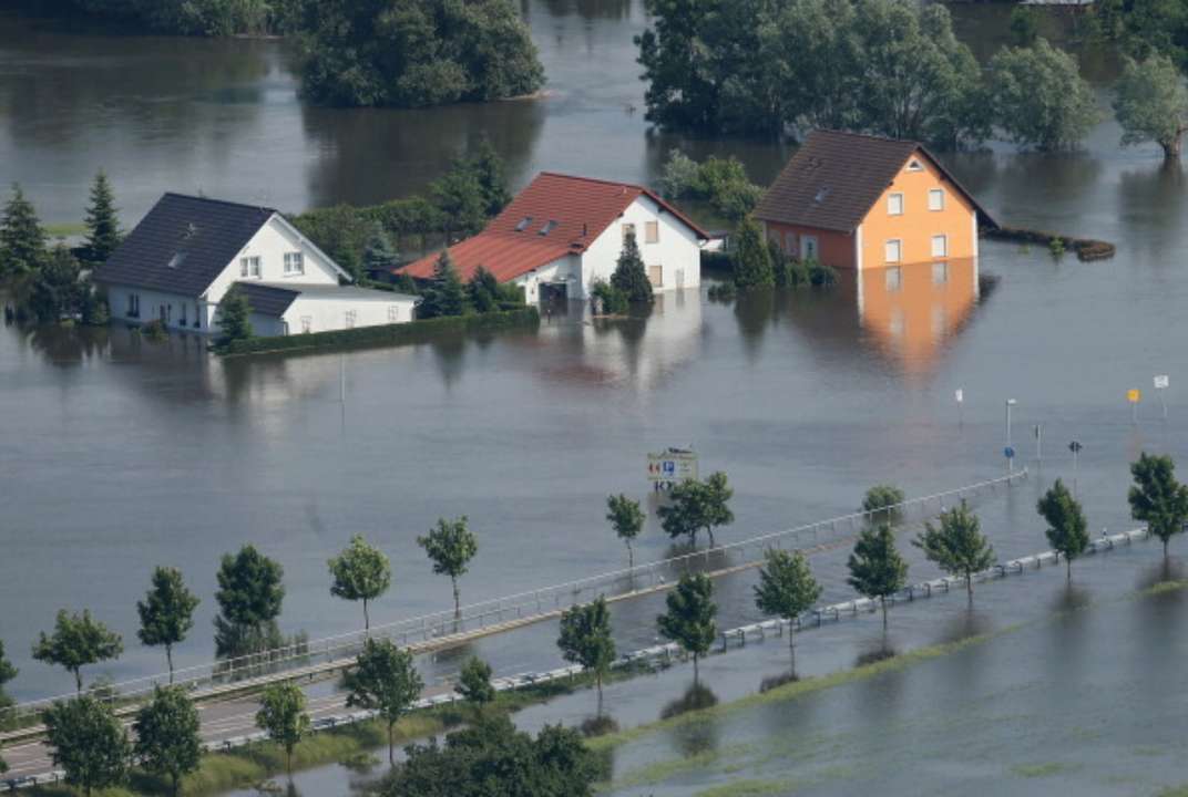 Одна жінка загинула, кілька людей зникло безвісти: в Канаді і США вирує негода