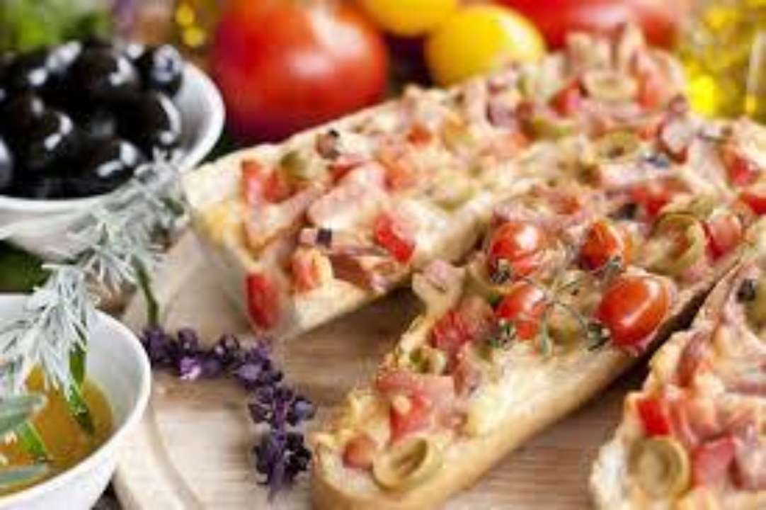 Готовим горячие бутерброды со шпротами/Фото: molbuk.ua Видеорецепт оригинального завтрака: готовим горячие бутерброды со шпротами