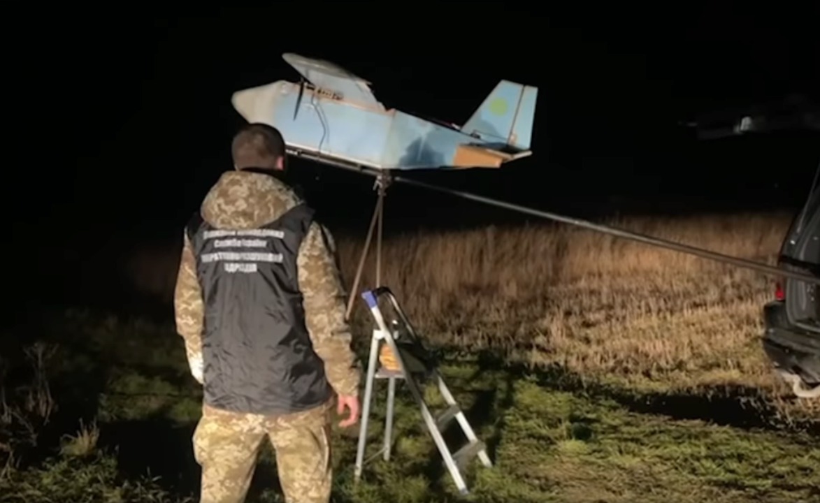 Контрабандисты пытались переправить партию сигарет дроном/Фото: кадр из видео ГСПУ