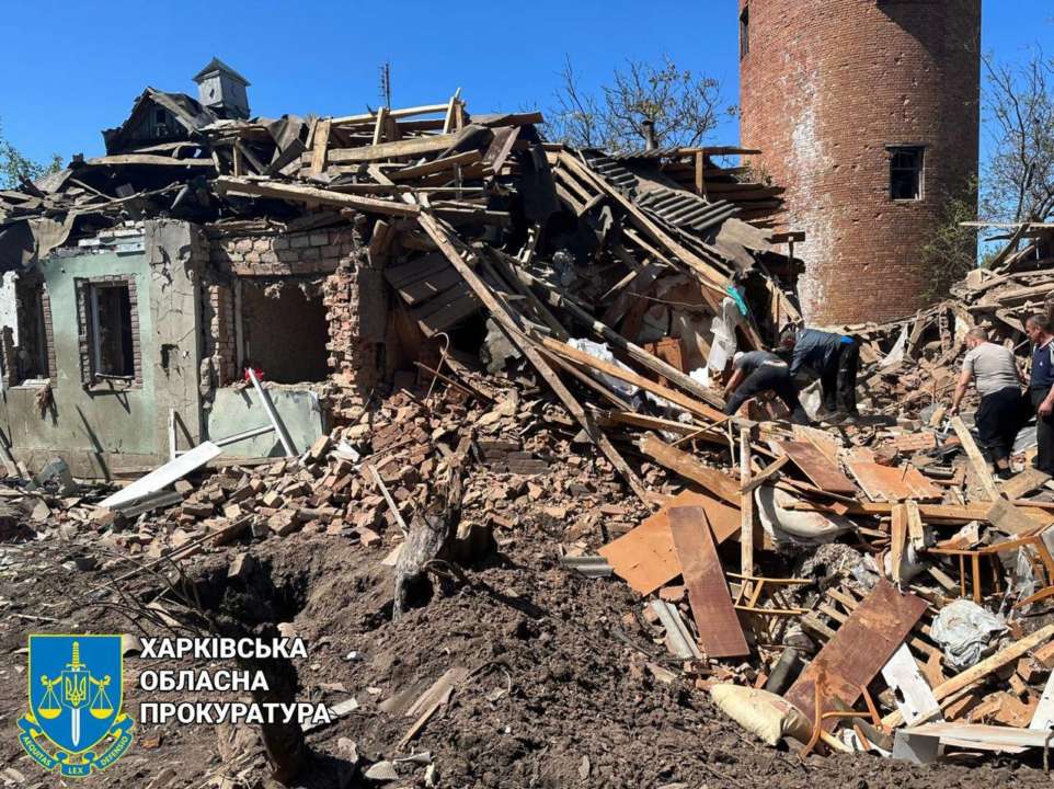 В результате обстрела Золочева два человека погибли/Фото: Харьковская облпрокуратура