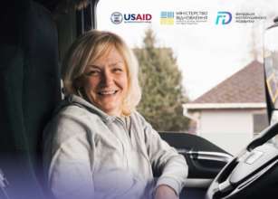 Українок закликають узяти участь у конкурсі на посаду далекобійниці / Фото: t.me/miUkraune Українок закликають узяти участь у конкурсі на посаду далекобійниці / Фото: t.me/miUkraune
