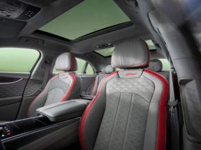 Фото: Bentley Bentley представила обновленный потрясающий седан Flying Spur: фото зеленого красавца