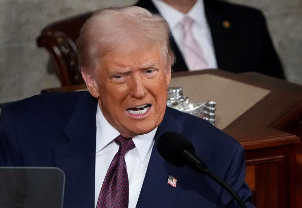 Эксперт объяснил, что стоит за решением Трампа об остановке военной помощи Украине