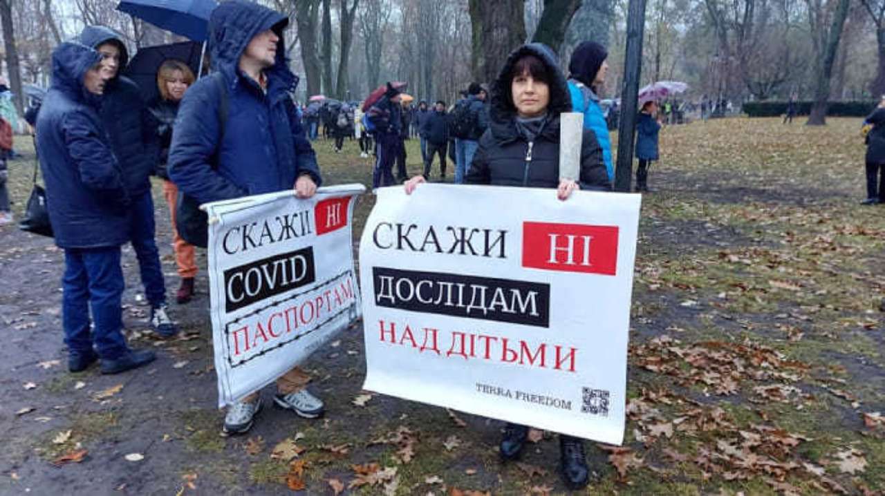У Києві противники Covid-вакцинації вийшли на протести/Фото: Українська правда У Києві противники Covid-вакцинації вийшли на протести