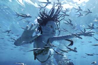 Новый "Аватар" ломает кинопроекторы в Японии/Кадр из фильма "Avatar: The Way of Water" (c) Disney Co. 2022 Персонаж из фильма "Аватар" плавает в воде