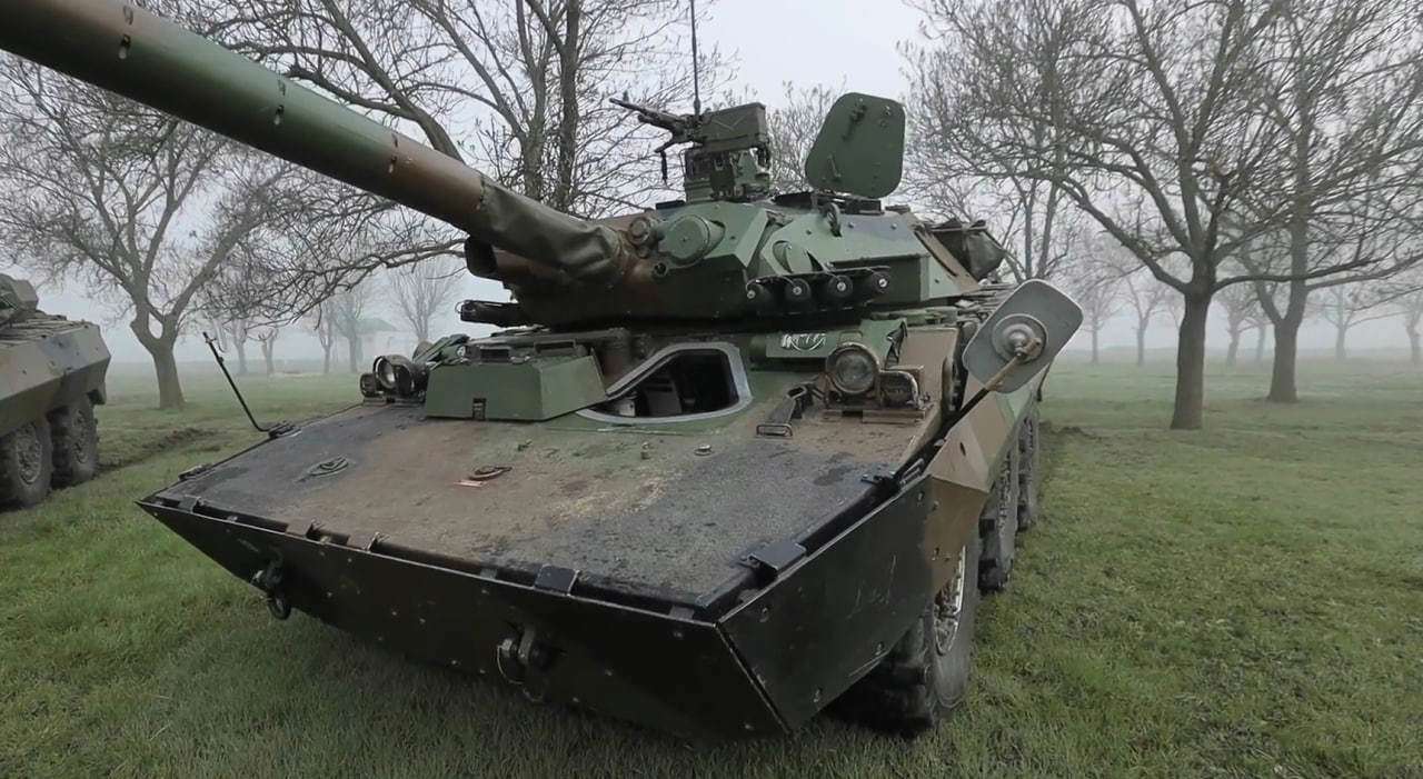 Резников показал французские танки AMX-10/Скриншот из видео: Алексей Резников/Twitter "Снайперская винтовка на колесах": Резников показал как выглядят AMX-10 переданные для ВСУ. Видео