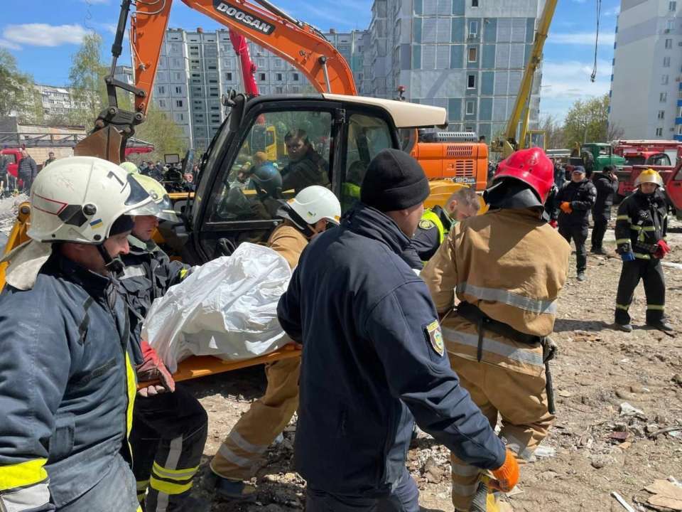 В Черкасской ОВА сообщили, что в Умани погибли уже трое детей. Число погибших от российских ракет возросло до 15 В Черкасской ОВА сообщили, что в Умани погибли уже трое детей. Число погибших от российских ракет возросло до 15