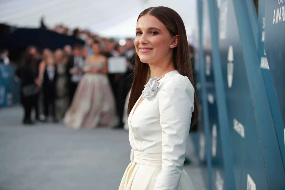 Милли Бобби Браун вышла на прогулку с коробкой на голове/Фото: Getty Images