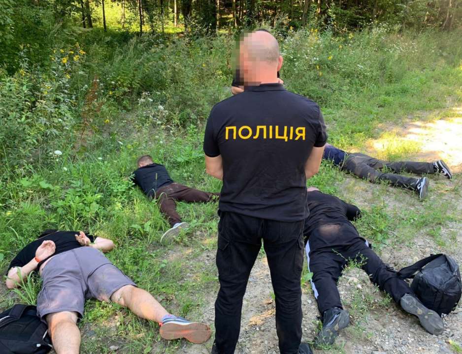 На Буковине задержаны шесть участников преступной группы/Фото: Нацполиция Вывозили ухилянтов: На Буковине задержали шестерых участников преступной группы