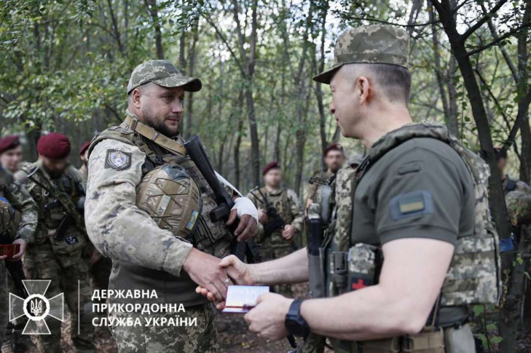 Очільник ДПСУ поспілкувався з прикордонниками на передовій/Фото: ДПСУ Очільник ДПСУ поспілкувався з прикордонниками на передовій/Фото: ДПСУ