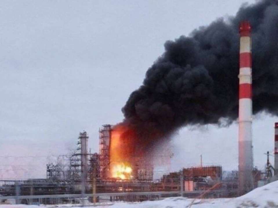 Украинские удары нарушили работу не менее 10% мощностей российских НПЗ - британская разведка