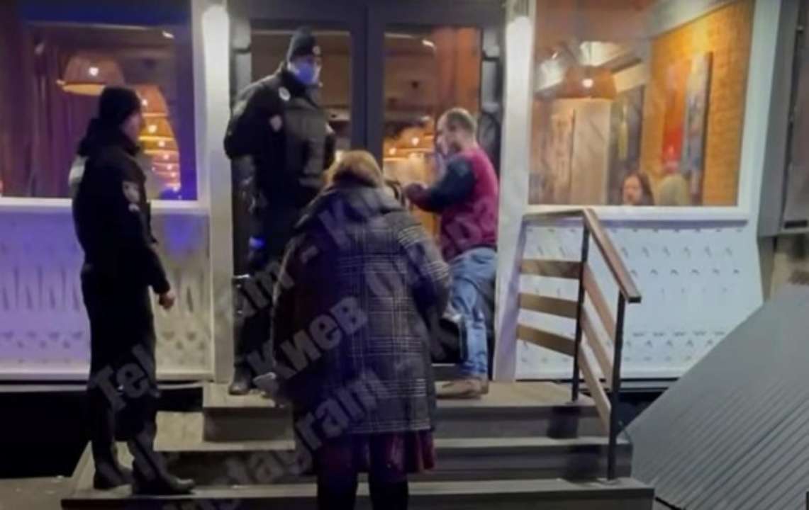 У Києві іноземці влаштували різанину в ресторані: є постраждалі