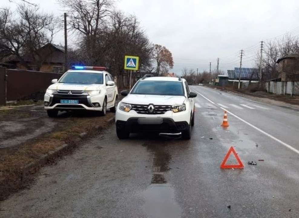 facebook.com/pol.kyivregion/ Лікарям урятувати не вдалося. Поблизу Києва водій Reanult збив жінку
