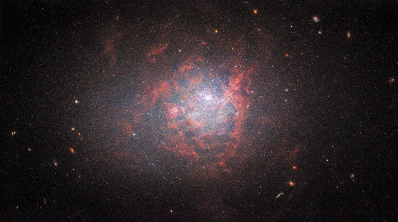 Hubble зробив знімок дивакуватої далекої галактики