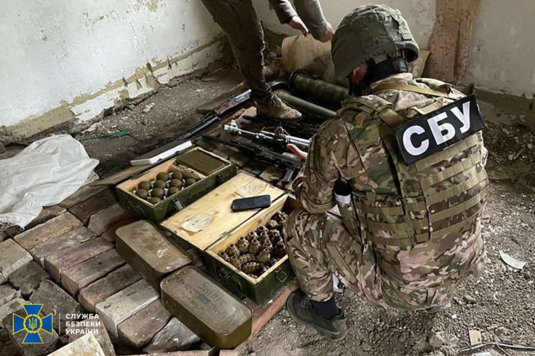 СБУ викрила російський схрон з озброєнням на Луганщині/Фото: СБУ У прифронтових районах Луганщини СБУ викрила сховок з російською зброєю і боєприпасами: фото