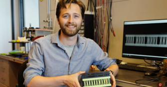 Вчений створив гумовий блок, який сам вміє рахувати/Фото: Leiden University Леннард Квакернак зі своїм винаходом
