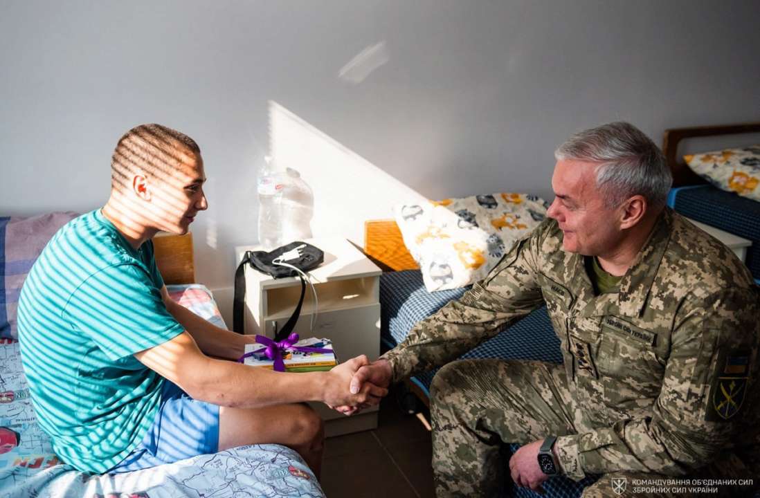Сергей Наев передал более 1500 украинских книг детским больницам в пяти городах