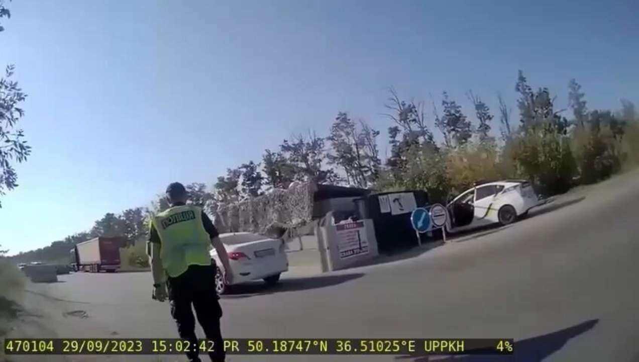 Наказали поліцейським та військовим, які чергували на блок-посту, лягти на землю - ЗМІ Наказали поліцейським та військовим, які чергували на блок-посту, лягти на землю - ЗМІ