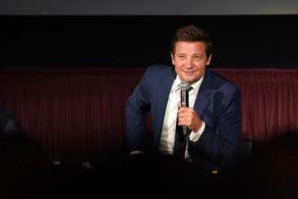 Вот топ-10 популярнейших актеров 2023 года/Фото: Anna Webber/Getty Images Джереми Реннер