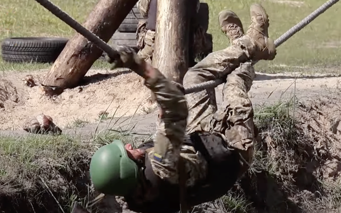 Как проходят полосу препятствий во время подготовки / Фото: t.me/landforcesofukraine Как проходят полосу препятствий во время подготовки / Фото: t.me/landforcesofukraine