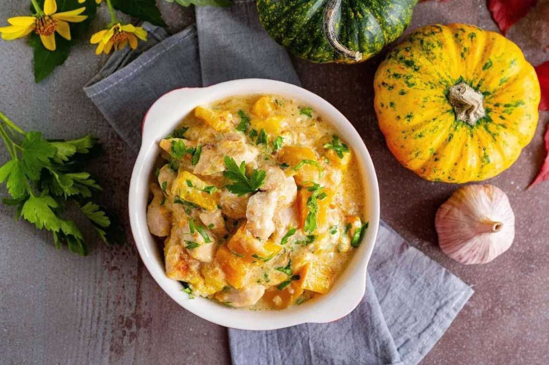 По-осеннему вкусное блюдо: тушеное куриное филе с тыквой в сметанном соусе