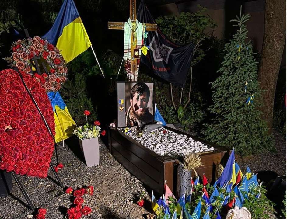 Підозрювана у нарузі над могилами загиблих захисників України через психічні розлади не усвідомлювала свої дії/Фото: Київська міськпрокуратура Підозрювана у нарузі над могилами загиблих захисників України через психічні розлади не усвідомлювала свої дії/Фото: Київська міськпрокуратура
