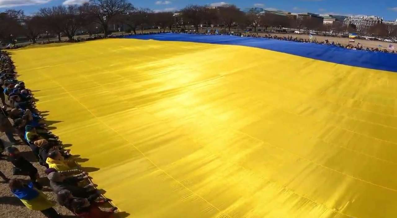 "Найбільший у світі" український прапор розгорнули на мітингу біля Білого дому "Найбільший у світі" український прапор розгорнули на мітингу біля Білого дому