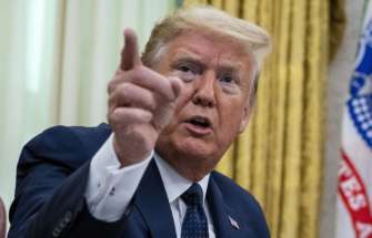 Фото: Getty Images/Pool В Facebook сообщили, что вернут Дональду Трампу доступ к соцсети при определенных условиях