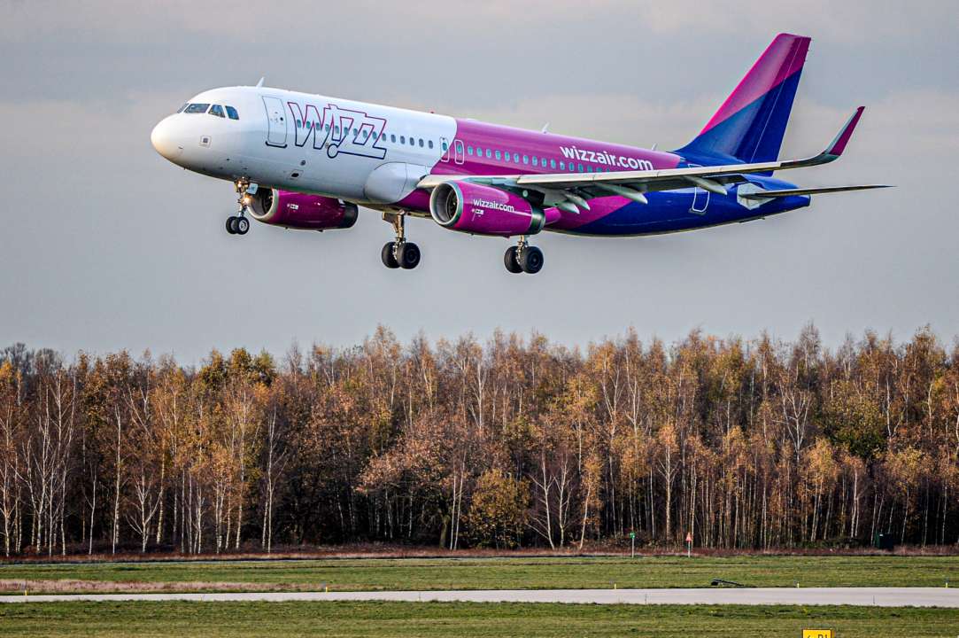 Wizz Air предоставит украинским беженцам 100 тысяч бесплатных билетов/Фото: BSR Agency/Getty Images Wizz Air хочет помочь украинцам