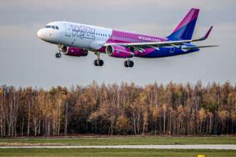 Wizz Air предоставит украинским беженцам 100 тысяч бесплатных билетов/Фото: BSR Agency/Getty Images Wizz Air хочет помочь украинцам