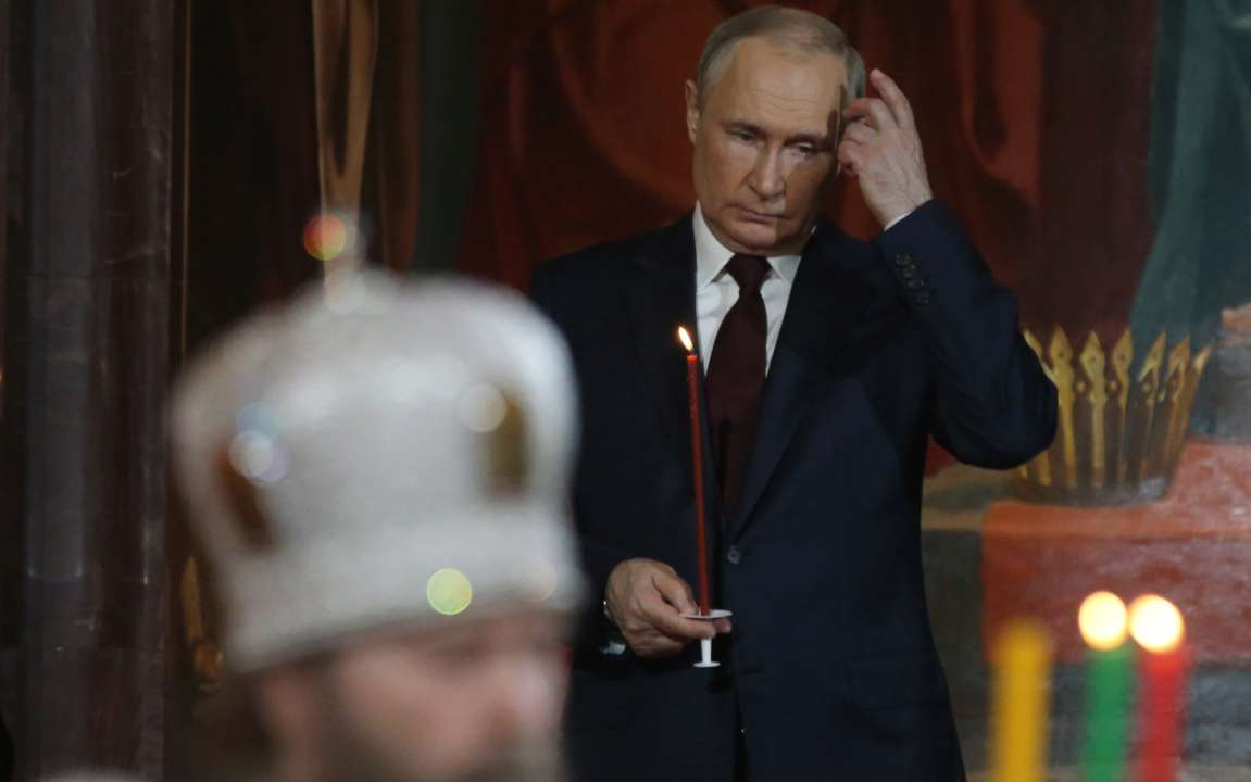Плохо чувствует себя и заметно нервничает: о чем говорит поведение путина на Пасхальном богослужении/Фото: Getty Images Российский диктатор владимир путин