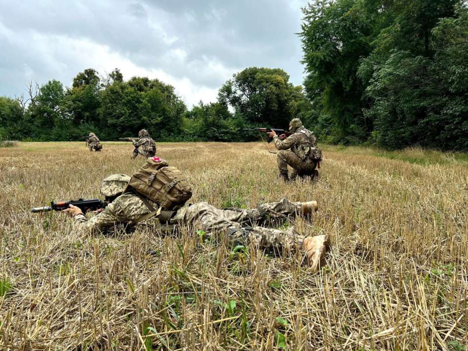 Українські воїни на стрільбах у полі