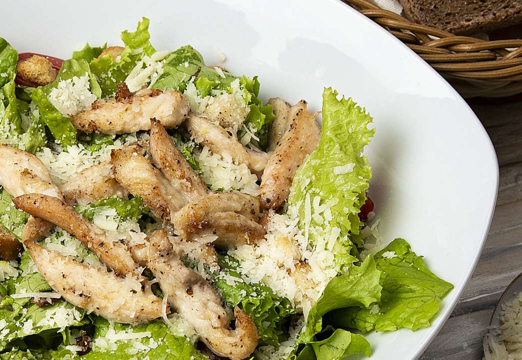 Покроковий рецепт салату з куркою та пекінською капустою / Фото: azerbaijan_stockers/Freepik Покроковий рецепт салату з куркою та пекінською капустою / Фото: azerbaijan_stockers/Freepik