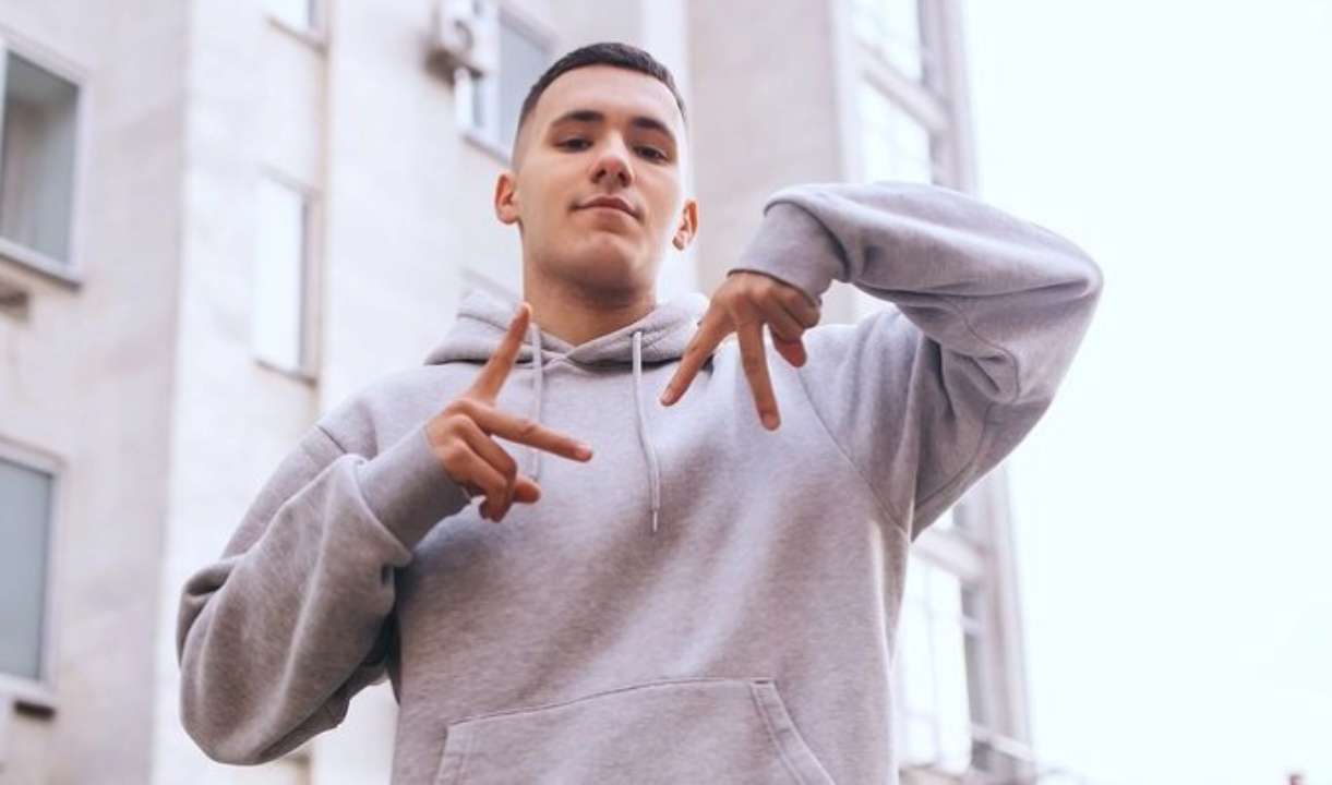 YAKTAK впав на сцені/Фото: Instagram Yaktak_official YAKTAK впав прям посеред свого концерту. Що сталось?