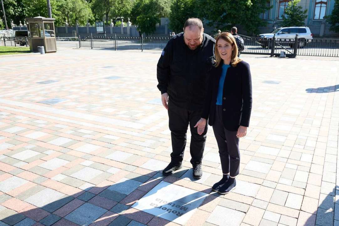 На Алеї сміливості відкрили нову іменну табличку, присвячену Роберті Мецолі. Фото