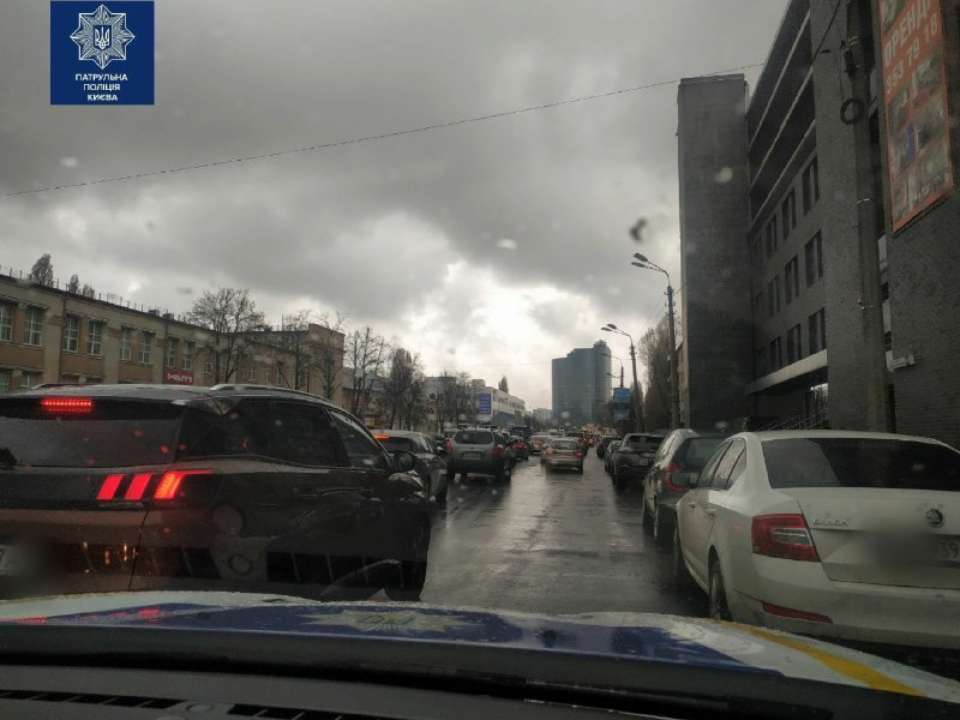 "Надуло вітром": у Києві мотоцикліст приховав номери жіночими трусами