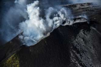 Фото: Getty Images/Автор — Fabrizio Villa В Италии бушует Этна. Зрелищное фото извержения вулкана