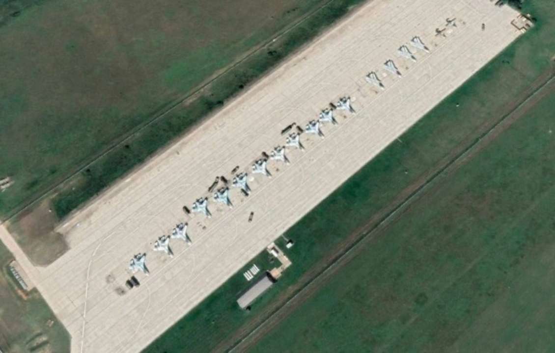 РосЗМІ повідомляють про вибухи під Сімферополем: над авіабазою здіймається дим/Фото: Maxar Technologies Аеродром поблизу Сімферополя з супутника