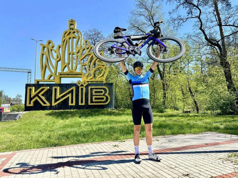 Естонський депутат проїхав на велосипеді з Таллінна до Києва Естонський депутат проїхав на велосипеді з Таллінна до Києва