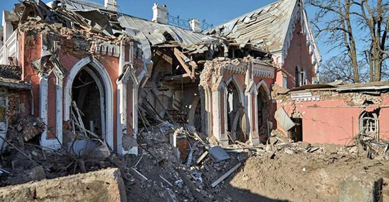 непоправної шкоди культурній спадщині України / Фото з соцмереж Понад тисяча пам'яток культури зазнали руйнувань або пошкоджень внаслідок обстрілів
