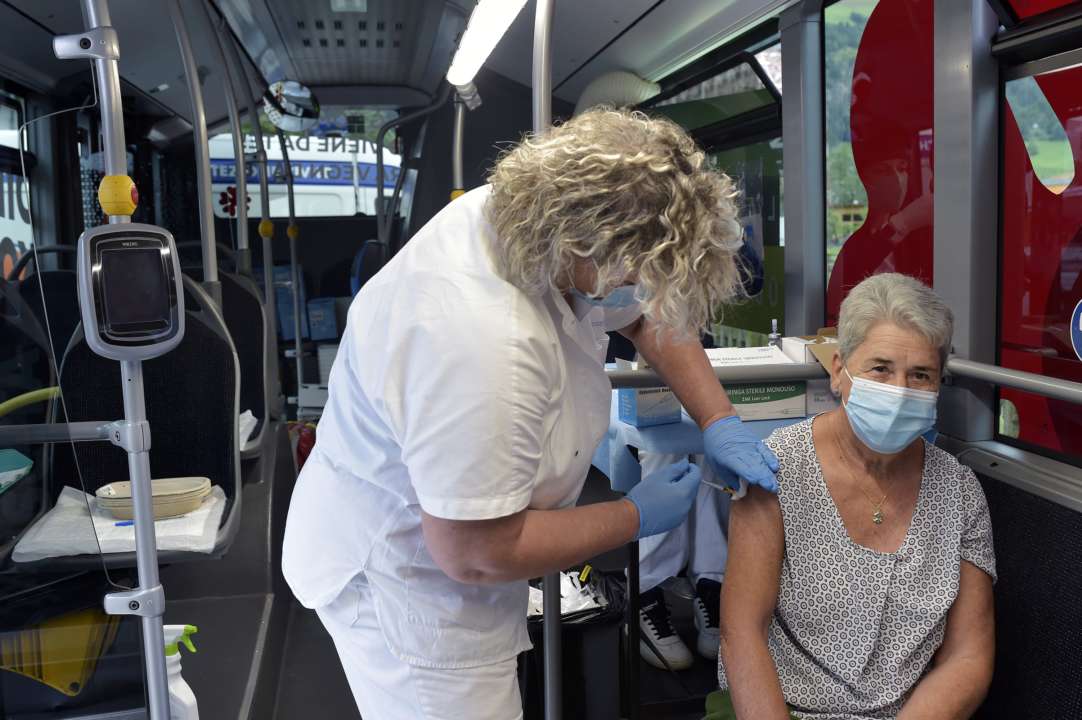 Первая в Европе: Италия вводит обязательную вакцинацию для всех профессий