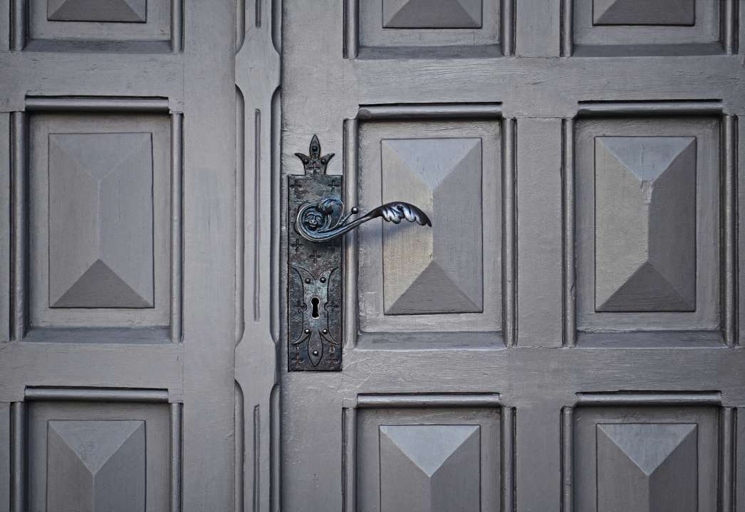 Быстро моем входные двери: простые средства, после которых не останется ни одного пятна/Фото: Martens Zemlickis / Unsplash Будут блистеть, как новая: чем мыть входную дверь