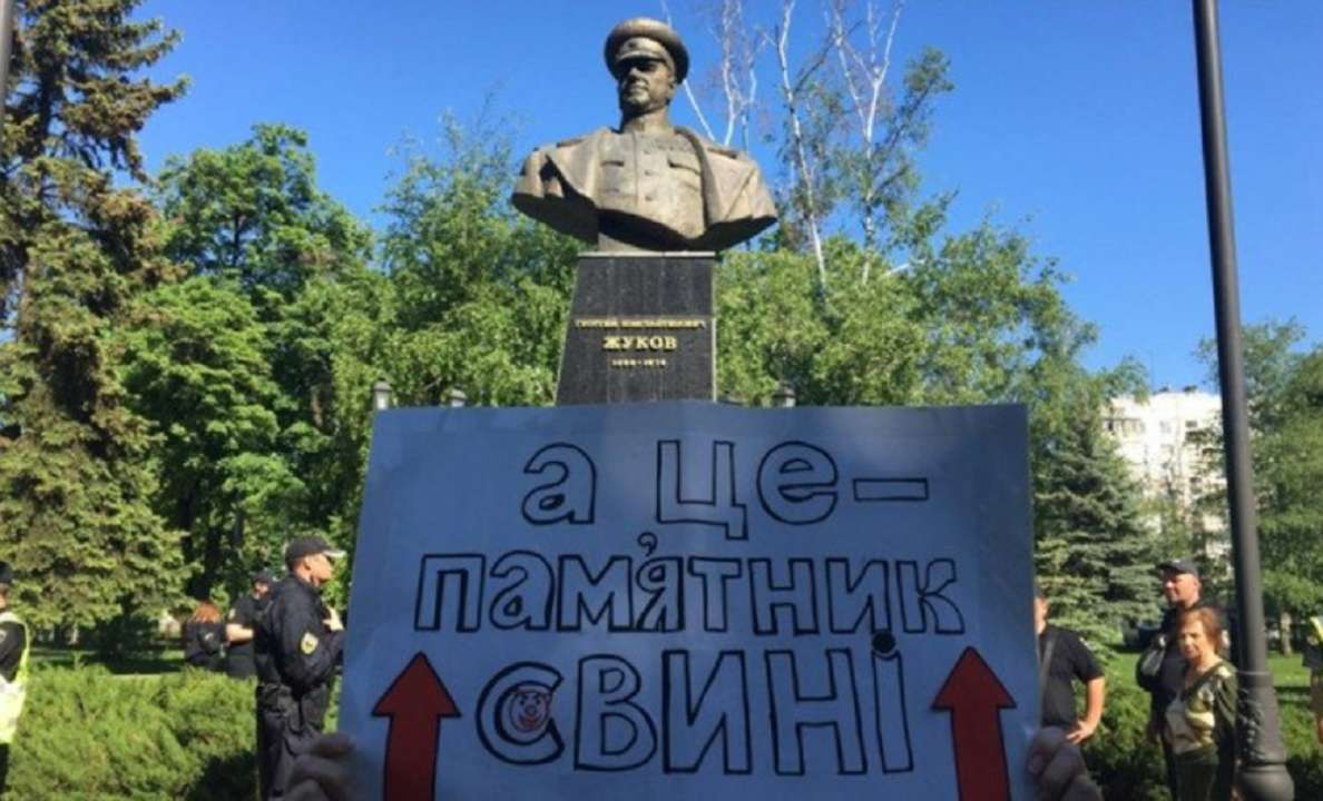 У Харкові знесли погруддя Жукову/Фото: UA:Харьков У Харкові знесли погруддя Жукову