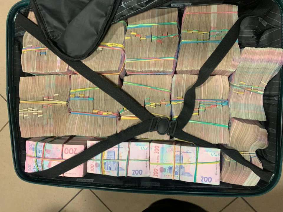 Мужчина пытался ввести в Украину более 7 миллионов гривен, похищенных на временно оккупированных территориях/Фото: ГНСУ Вез в машине более 7 миллионов гривен: пограничники разоблачили преступную схему. Видео