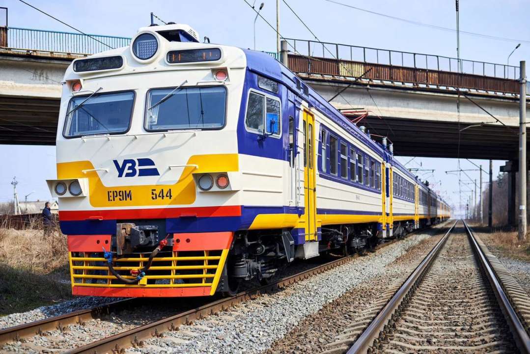 Из-за обесточивания отдельных участков по Украине 5 из 65 рейсов Укрзализныци задерживаются на 5 минут и более, еще 3 поезда - более получаса