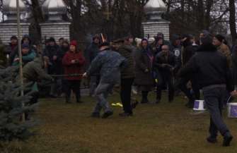 В Черновицкой области верующие УПЦ МП устроили массовую драку возле храма. Фото: DeepState московский патриархат черновицкая область флаг драка