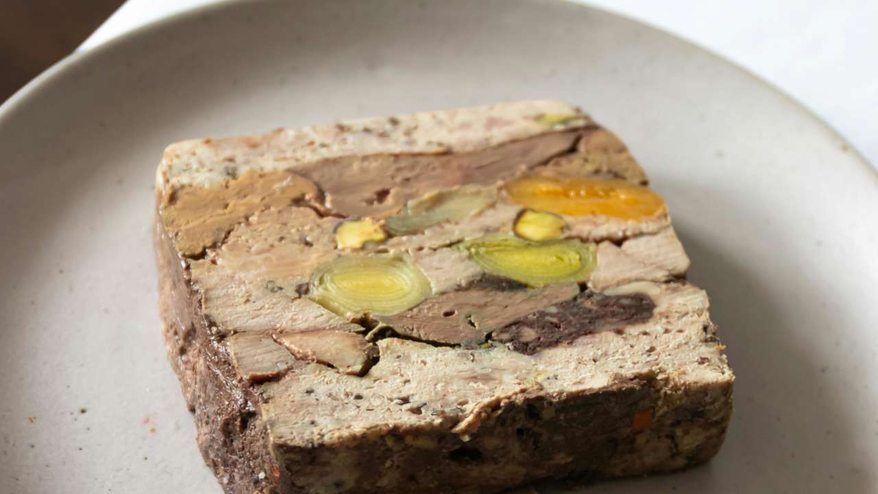 Домашний сальтисон из свиной рульки и куриной грудки