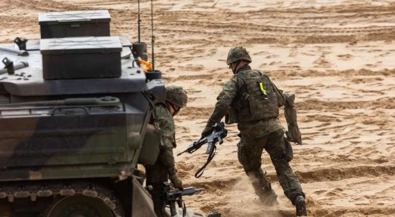 Совместные литовско-польские военные учения начались вблизи Сувальского коридора Совместные литовско-польские военные учения начались вблизи Сувальского коридора