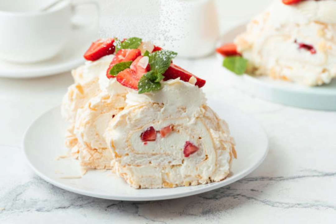 Нежный и безумно вкусный: меренговый рулет с клубникой
